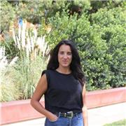 Profesional que enseña estrategias de organización, comprensión y memorización para mejorar el rendimiento académico.